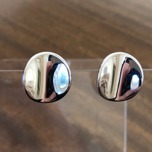 Vintage Avon curved disc pierced earrings silver tone - Picture 1 of 16